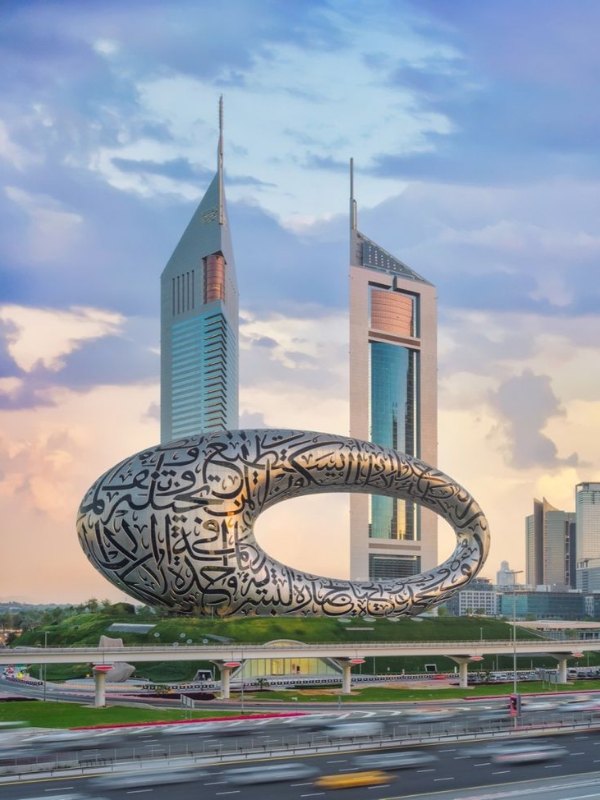 متحف المستقبل وأبراج الإمارات على شارع الشيخ زايد
