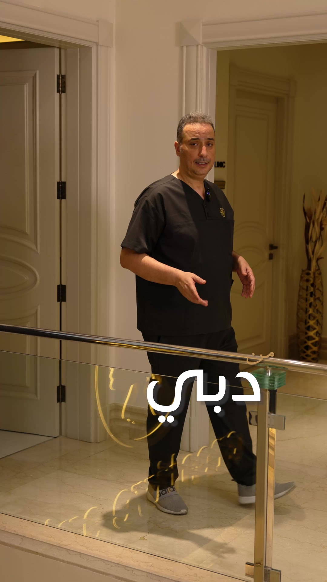 باسم طوبجي يتحدث أمام الكاميرا في كرييتف آرتس دبي مع ترجمة عربية عن الفينير القديم