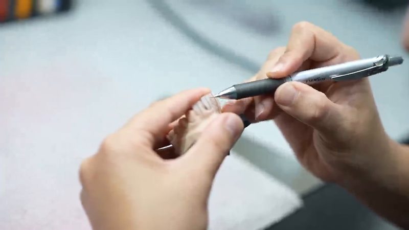 فحص نموذج أسنان يدوياً في مختبر كرييتف آرت للأسنان في دبي