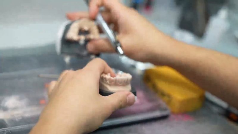 العمل على نماذج الأسنان في مختبر كرييتف آرت للأسنان، في مبنى مركز كرييتف آرتس نفسه في جميرا 3، دبي